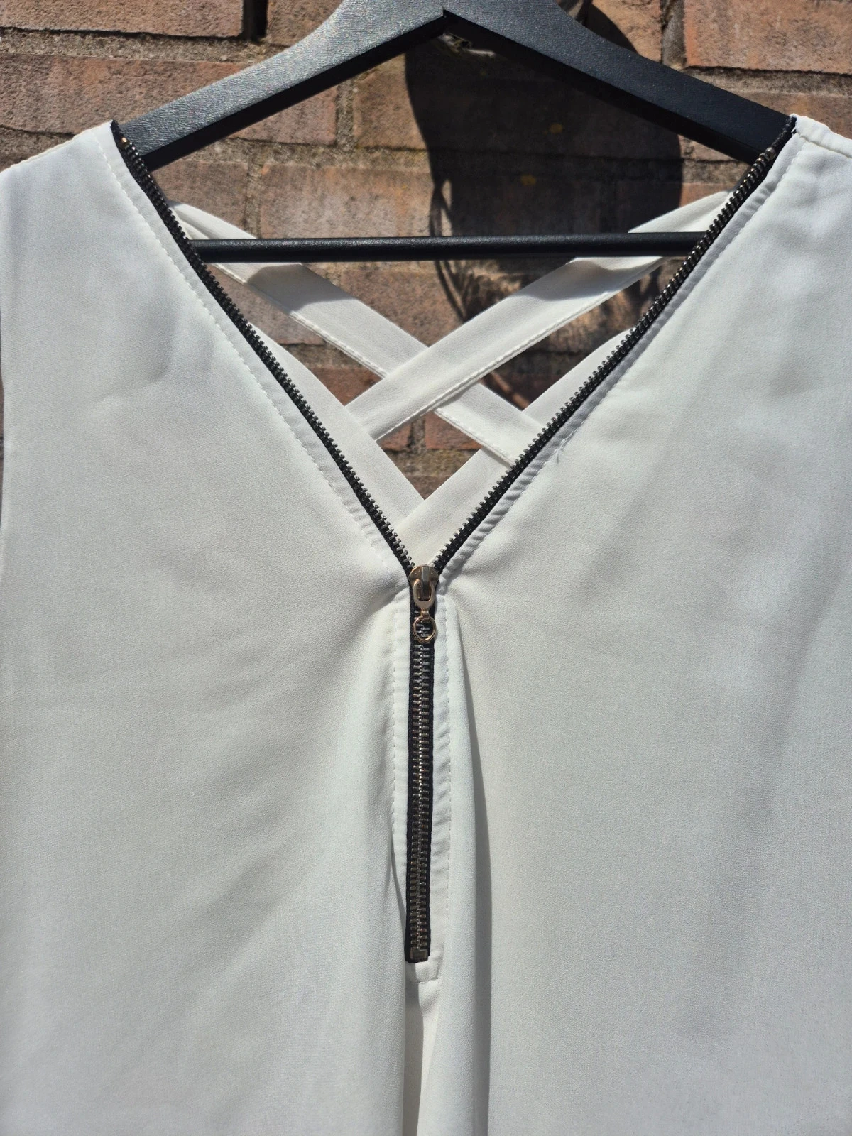 Witte top met ritsdetail en gekruiste bandjes – maat XL – photo 2